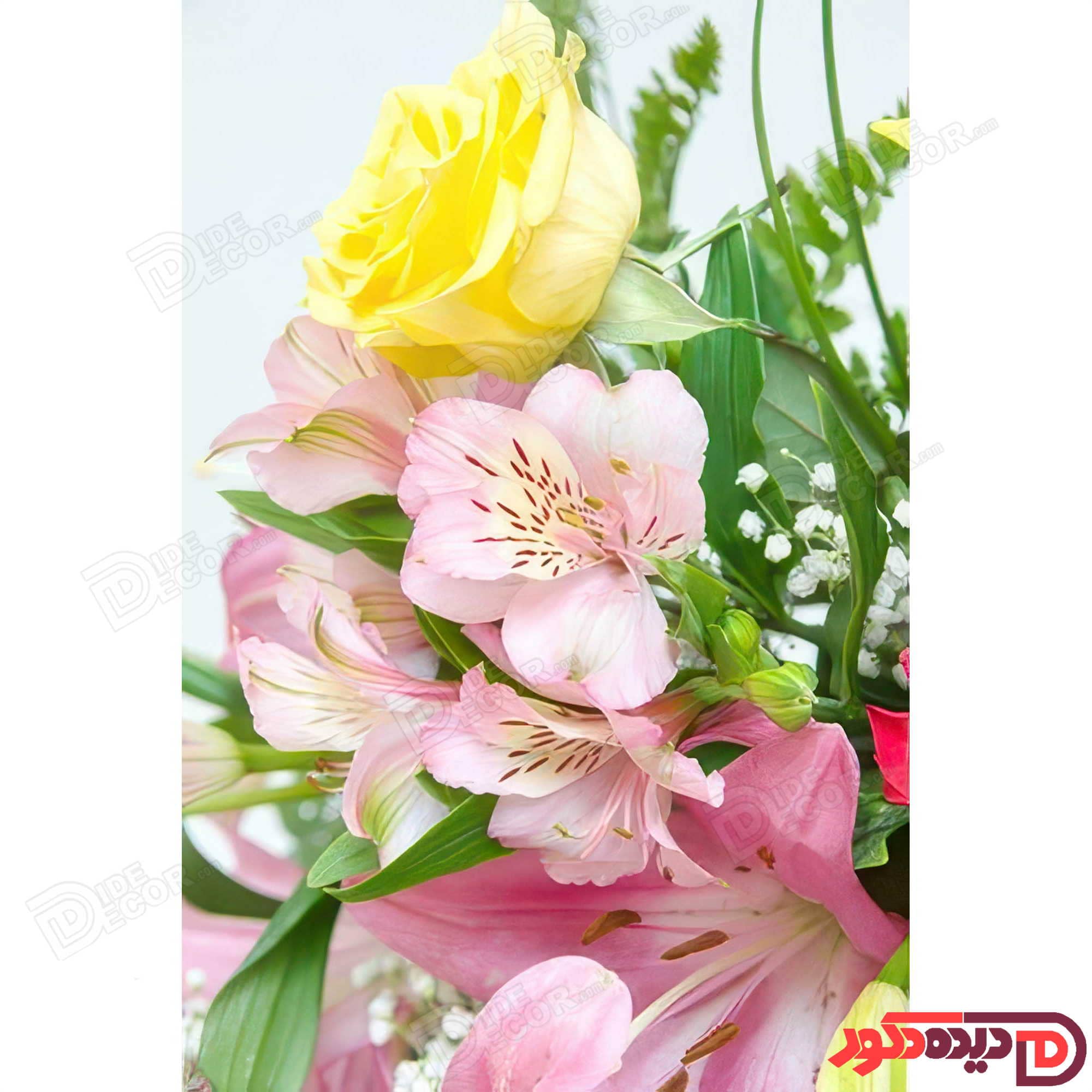 پرده زبرا دومکانیزم چاپی کد AZD-079 با طرح گل‌های رز زرد و آلسترومریا صورتی بر زمینه سفید برای آشپزخ