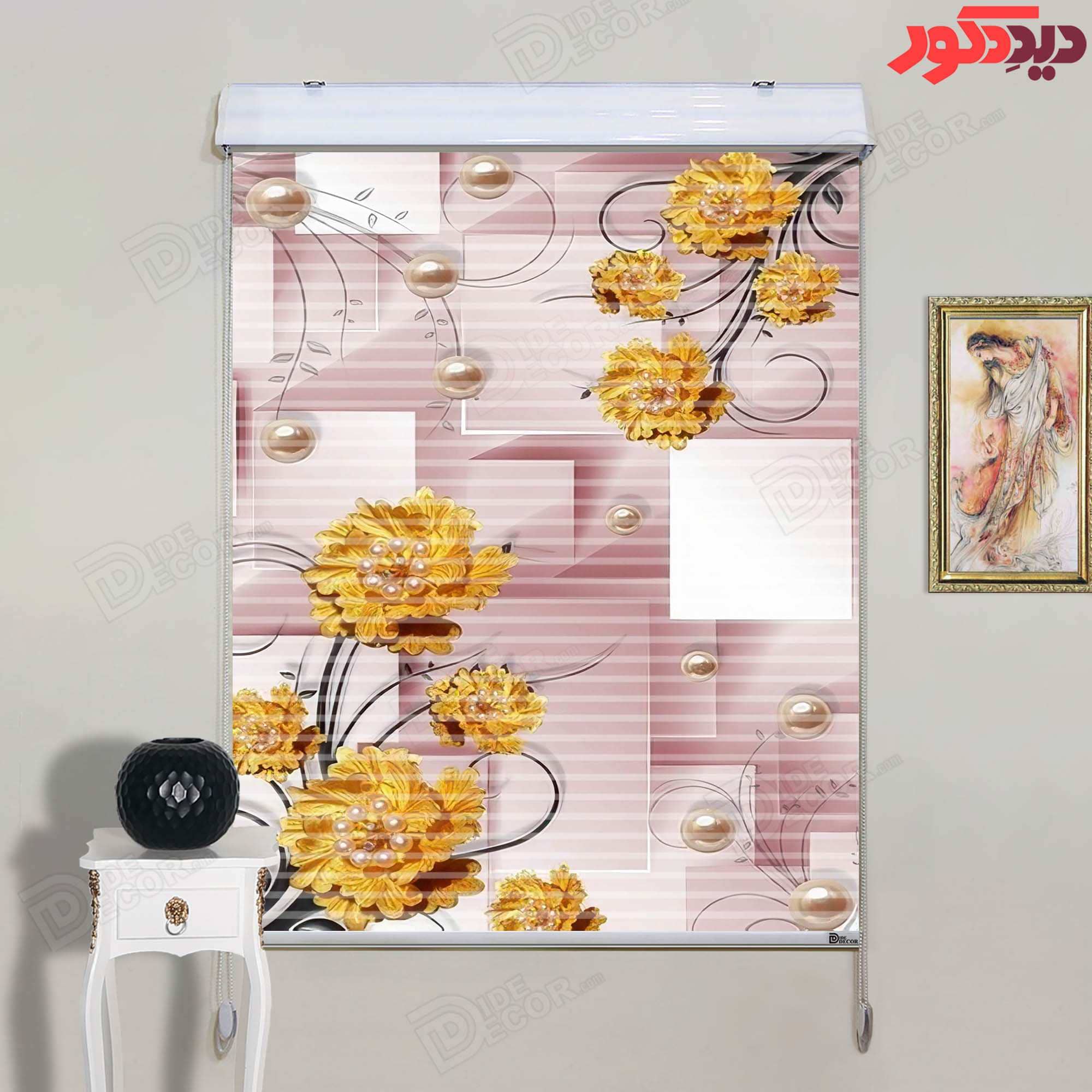 پرده زبرا دومکانیزم کد AZD-112 با زمینه رنگ صورتی و گل‌های زرد، مناسب برای اتاق خواب یا پذیرایی است.