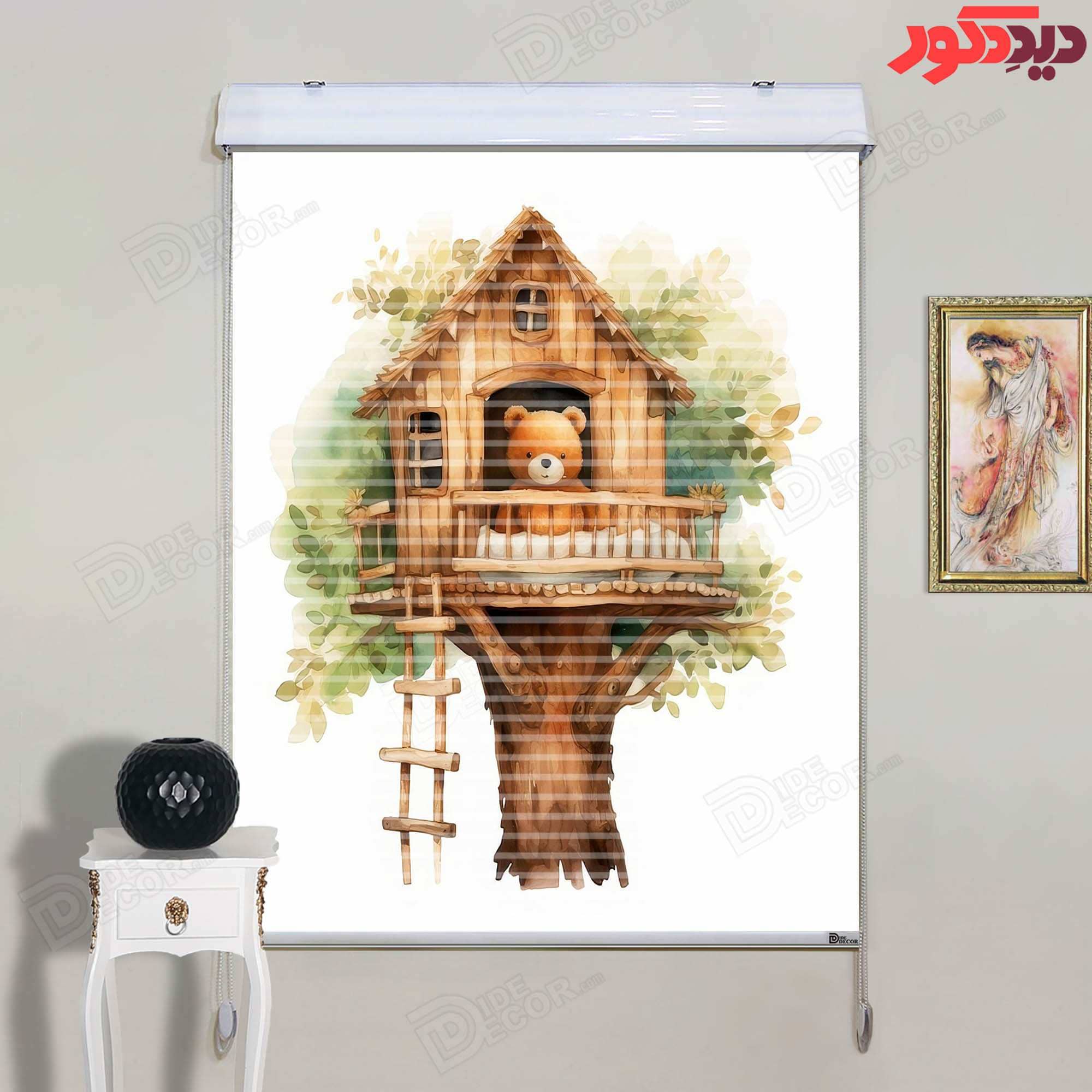 این پرده زبرا دومکانیزم تصویری با زمینه روشن و طرح یک خانه درختی و خرسی کارتونی است. این محصول مناسب اتاق کودک می‌باشد.