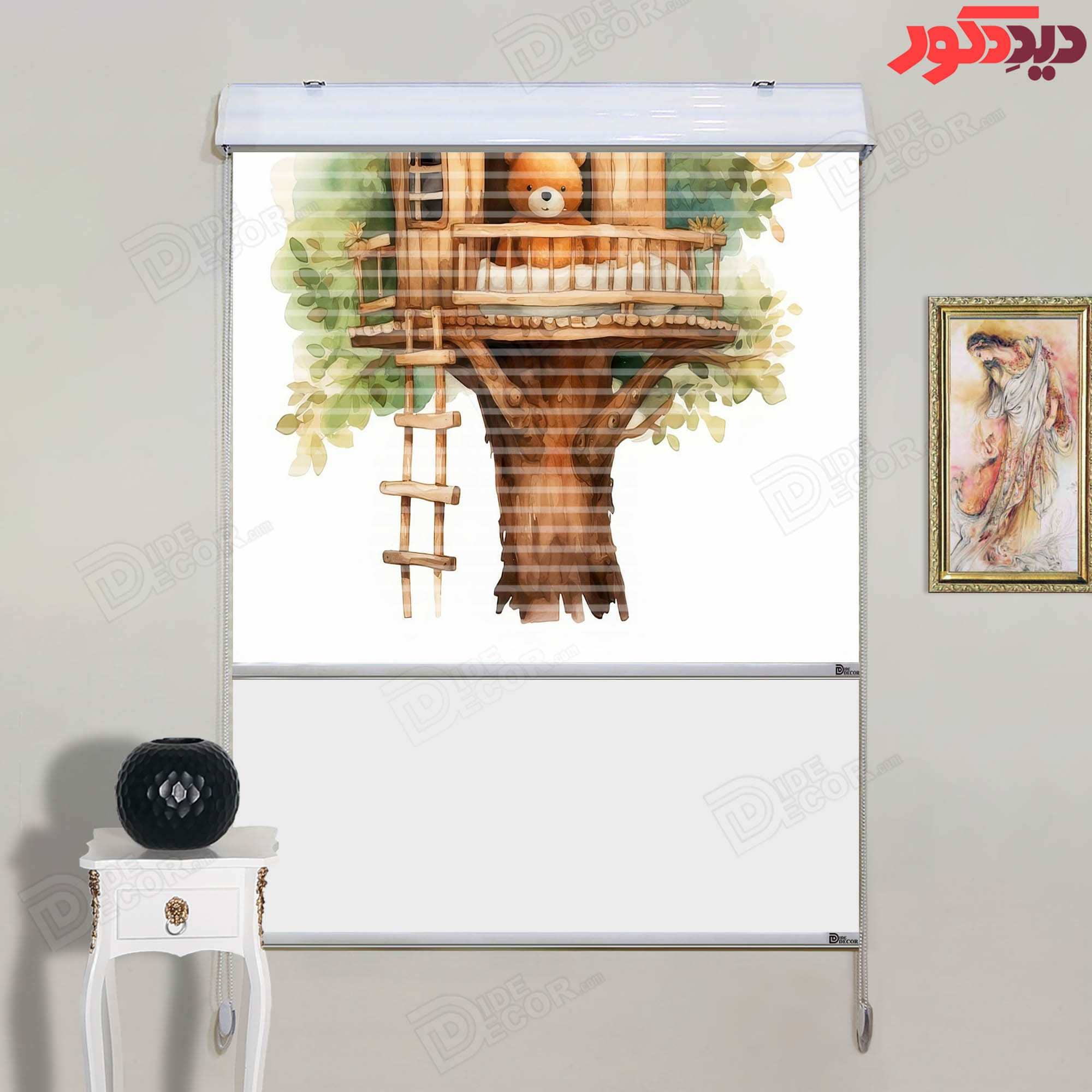 این پرده زبرا دومکانیزم تصویری با زمینه روشن و طرح یک خانه درختی و خرسی کارتونی است. این محصول مناسب اتاق کودک می‌باشد.
