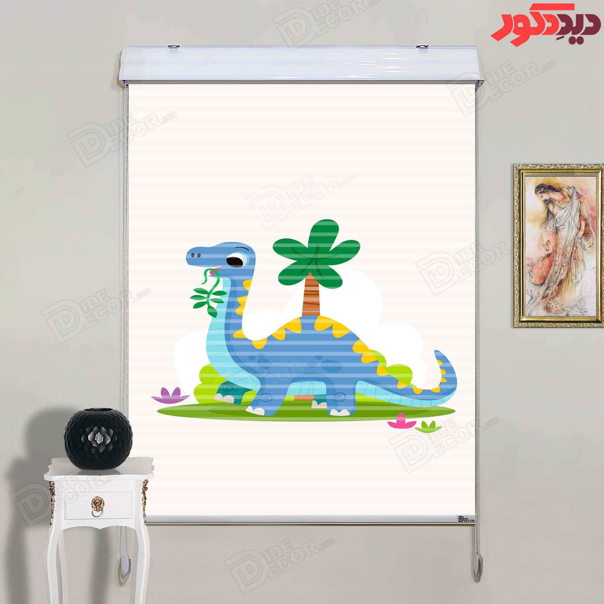 این پرده زبرا دومکانیزم اتاق کودک دارای طرحی از دایناسوری آبی با رنگ‌های ملایم و درختان سبز است و من