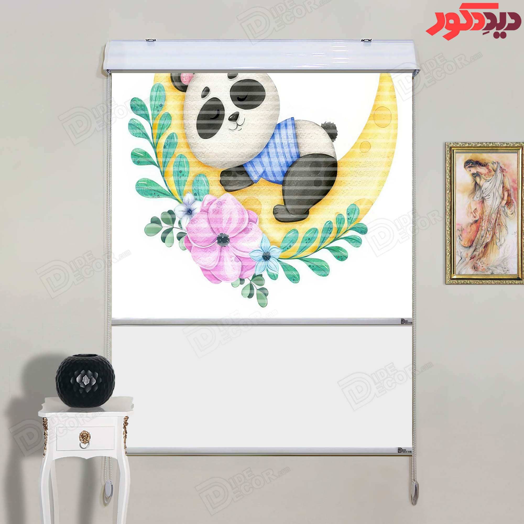 پرده زبرا دومکانیزم کد KZD-046 دارای طراحی شیرین یک پاندا در حال استراحت بر روی ماه با رنگ‌های آرامش