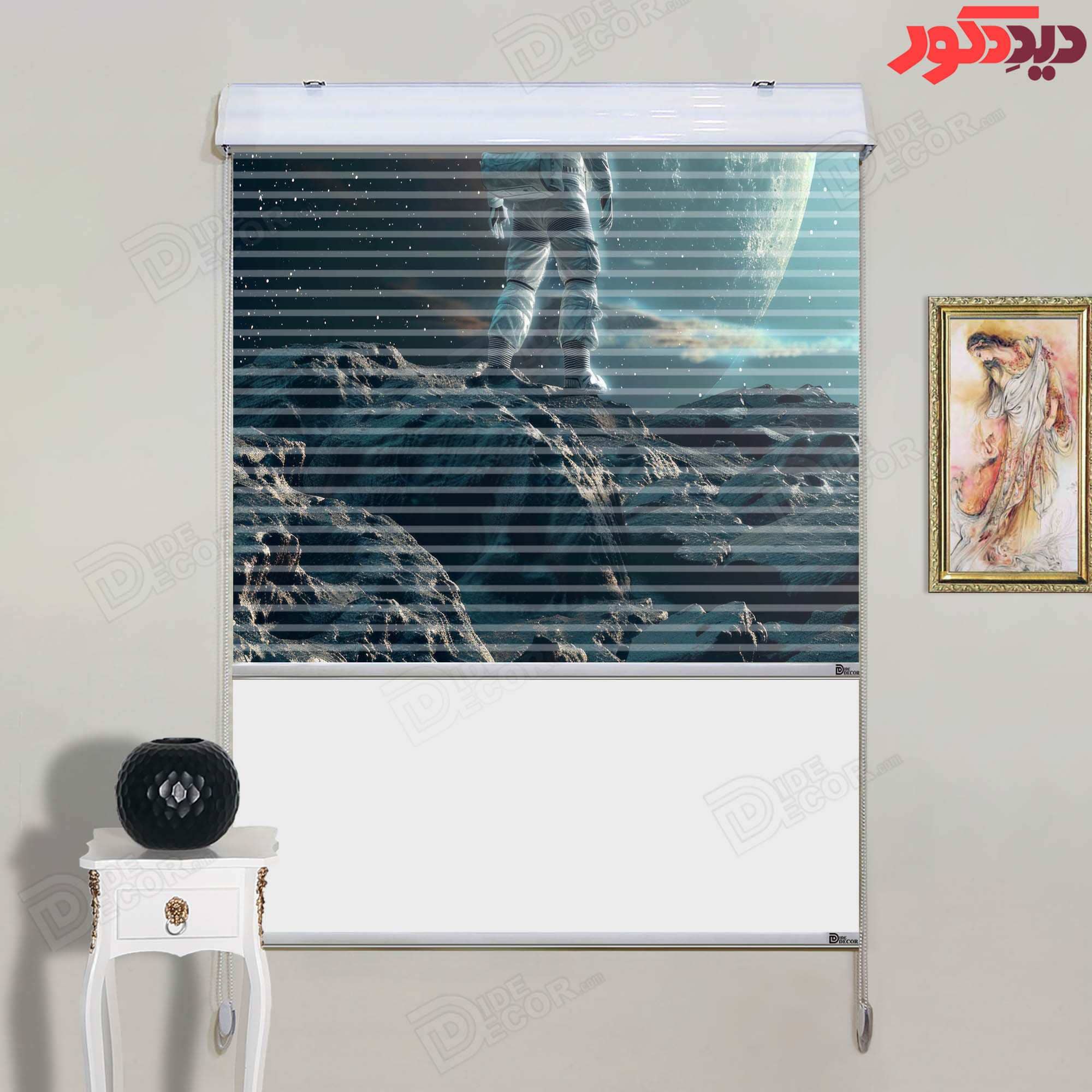 پرده زبرا دومکانیزم کد KZD-048 با طرح فضانورد در فضایی با رنگ‌های تیره و نقره‌ای، مناسب اتاق کودک اس