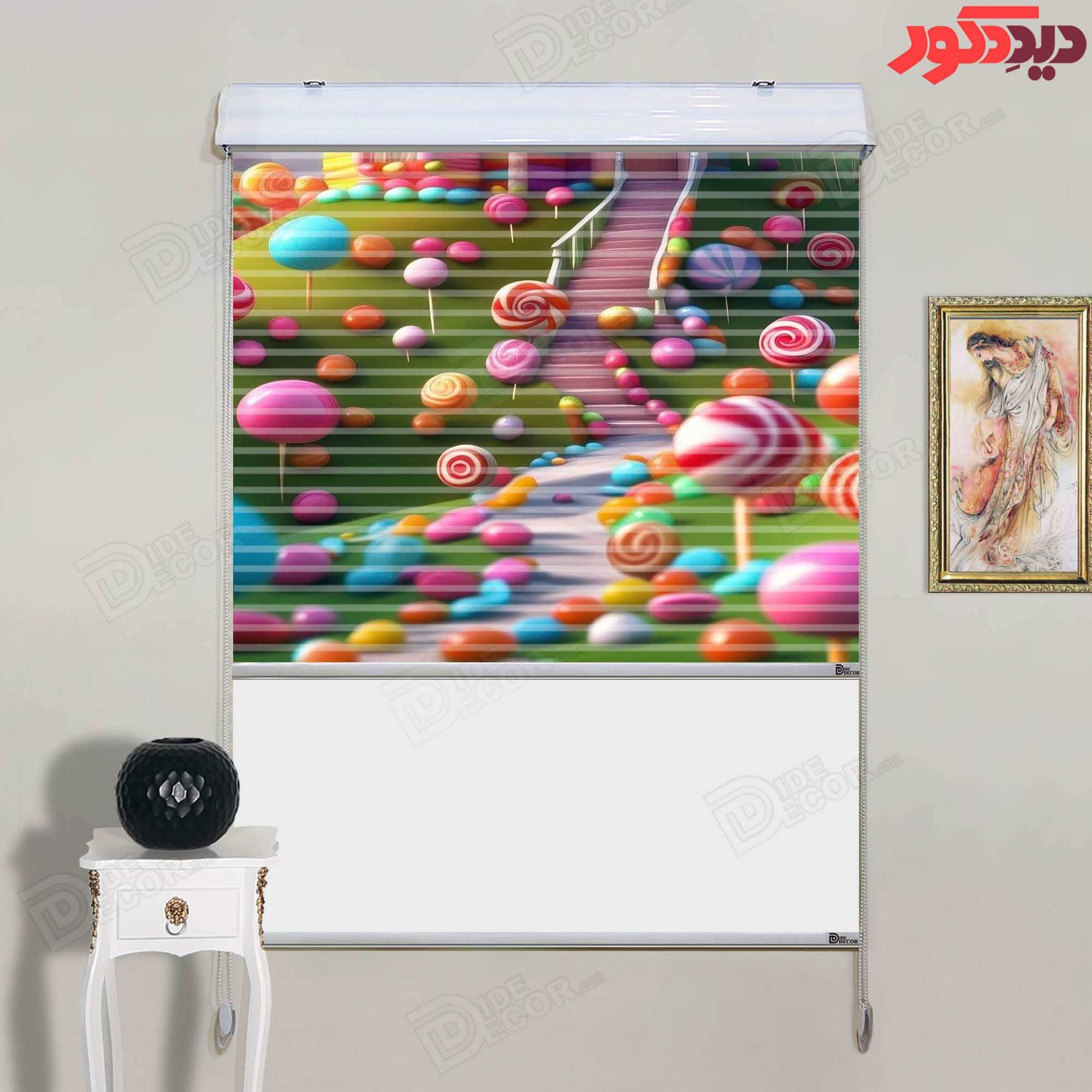 پرده زبرا دومکانیزم کد KZD-049 دارای طرحی شاداب از یک خانه شیرینی با رنگ‌های شاد و متنوع است، که منا