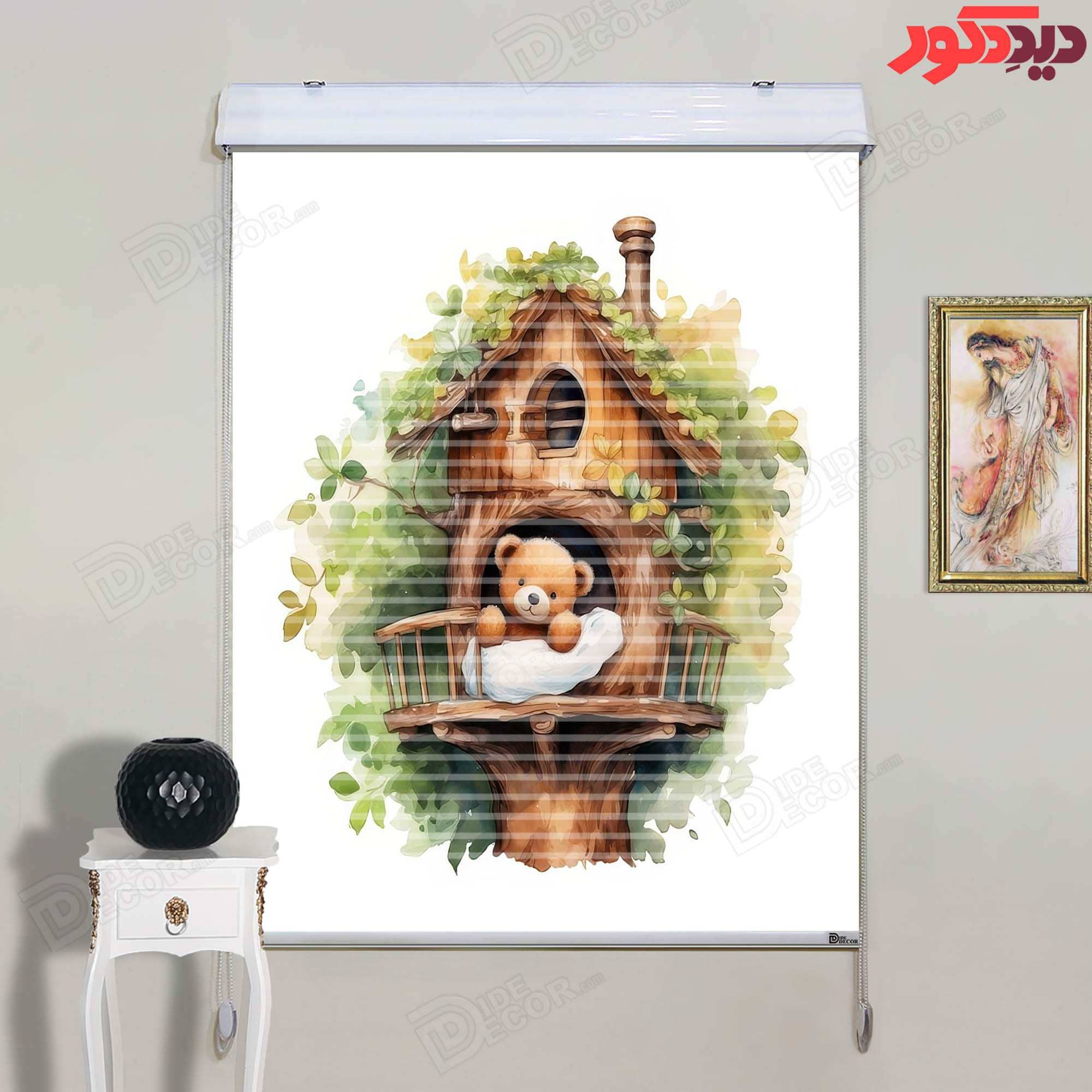 پرده زبرا دومکانیزم کد KZD-051 دارای طرح عروسکی خرس درون خانه چوبی با رنگ‌های ملایم و جذاب است. این 