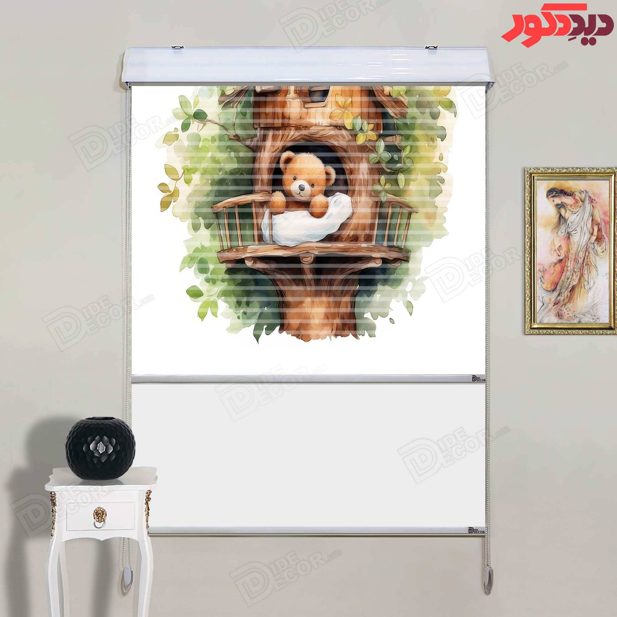 پرده زبرا دومکانیزم کد KZD-051 دارای طرح عروسکی خرس درون خانه چوبی با رنگ‌های ملایم و جذاب است. این 