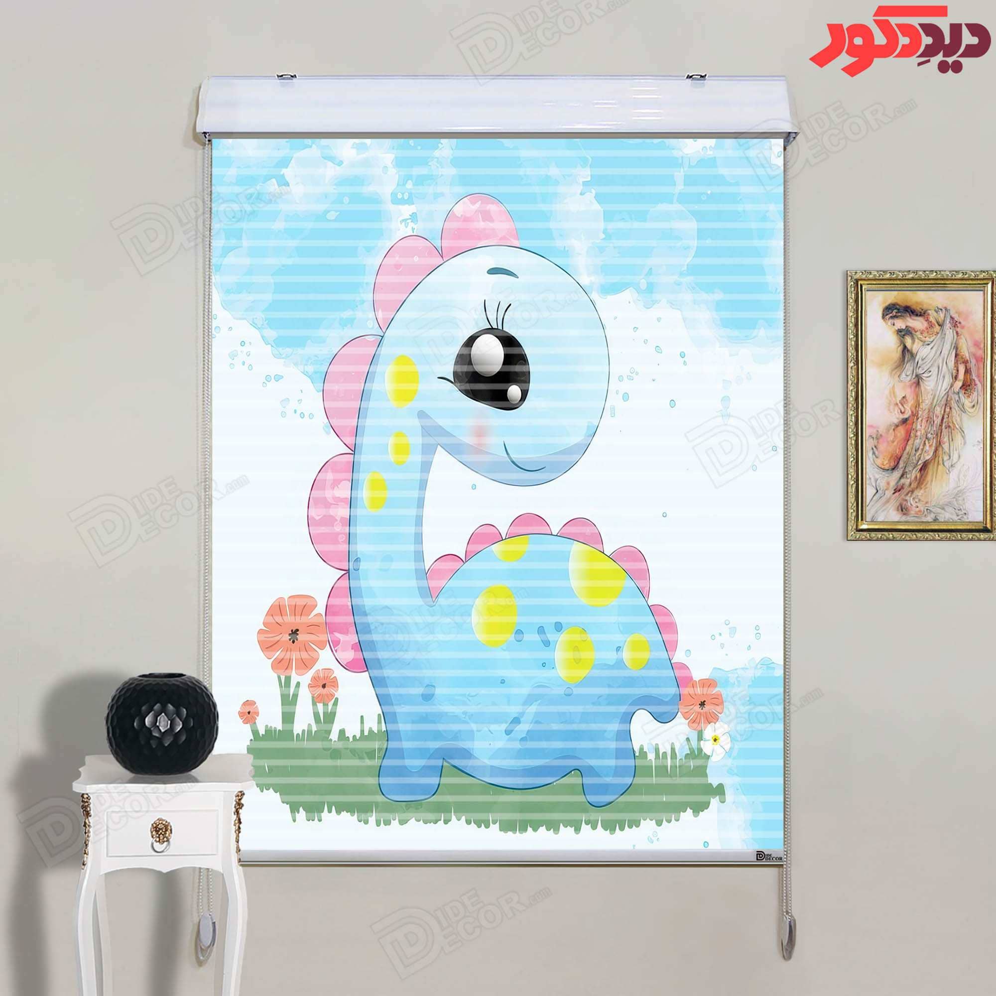 پرده زبرا دومکانیزم کد KZD-052 با رنگ زمینه آبی و طرح دایناسور کارتونی که درختان و گل‌های رنگی را در