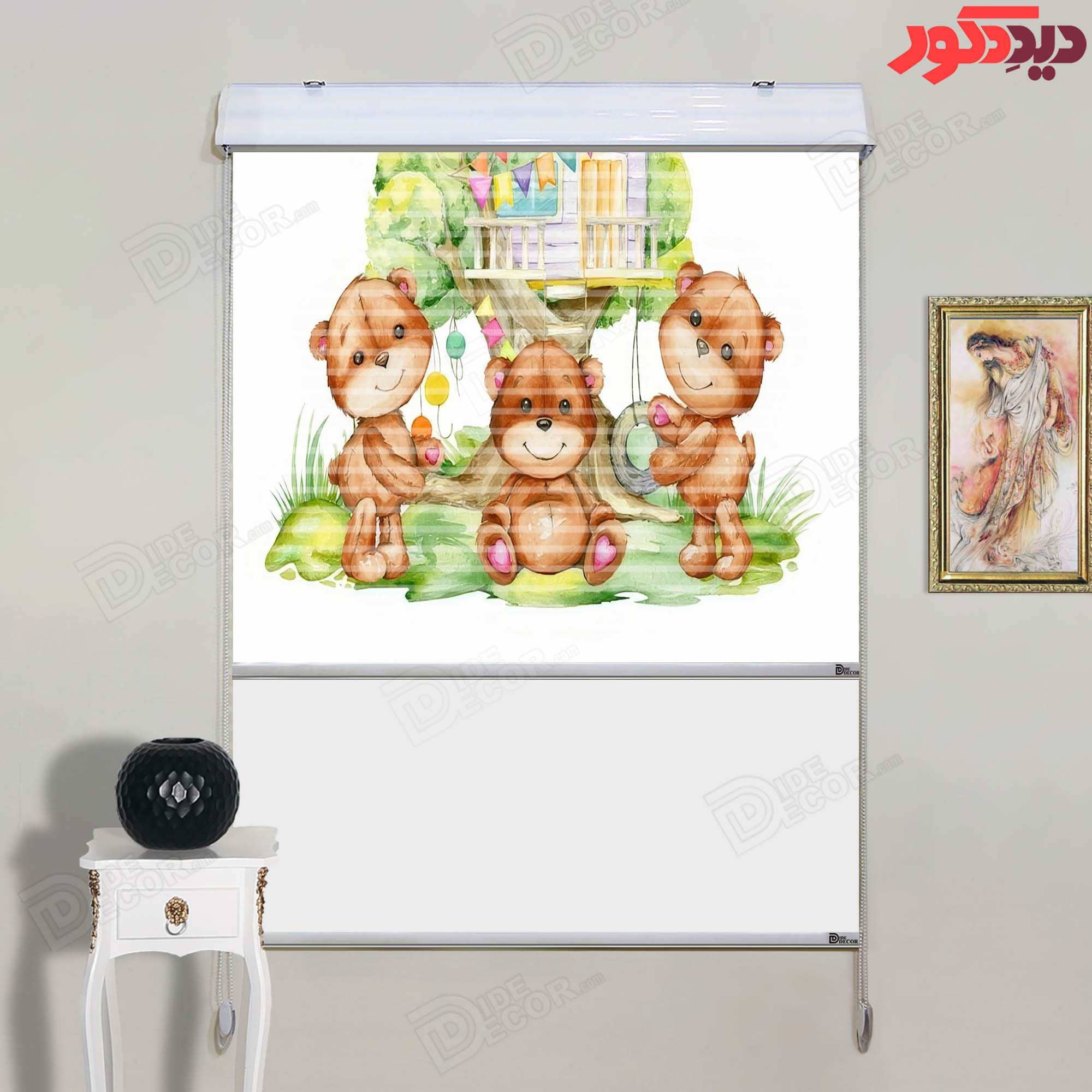 پرده زبرا دومکانیزم کد KZD-060 با طراحی فانتزی شامل سه خرس دوست‌داشتنی و یک خانه درختی است. رنگ زمین