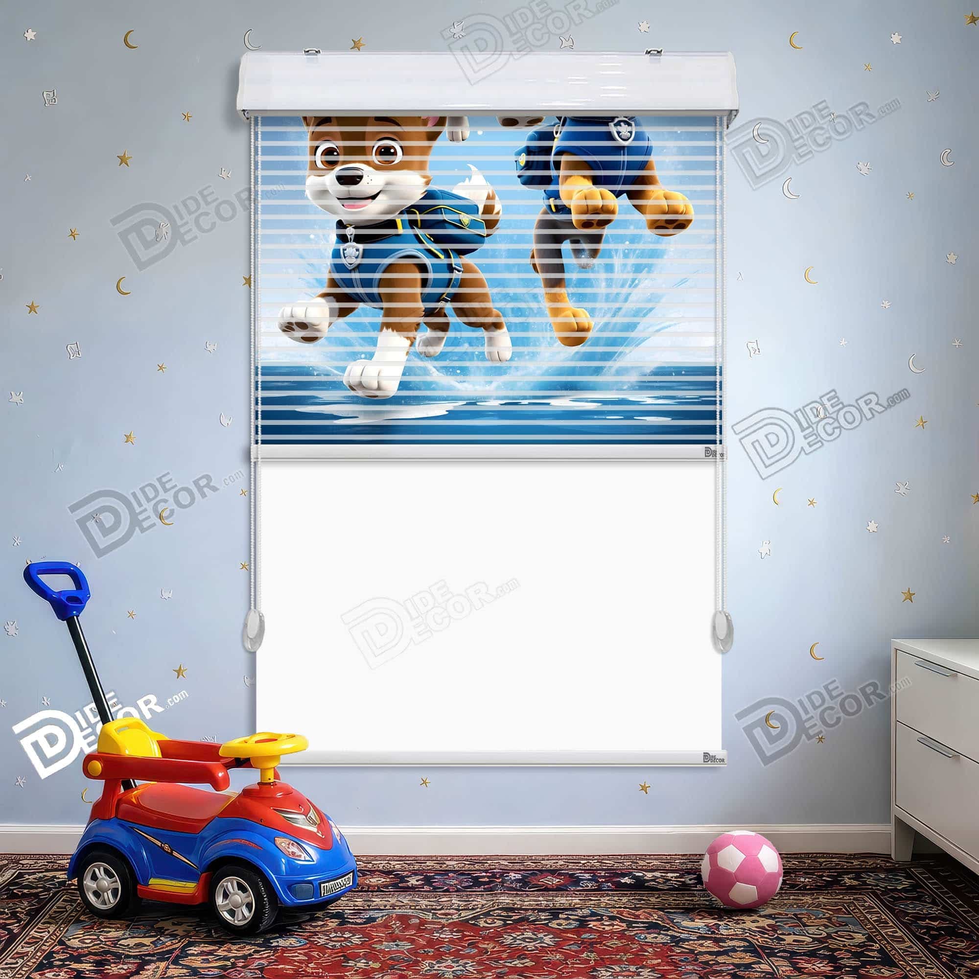 پرده زبرا دومکانیزم طرح کودک کد kd-020 - شخصیت پاپاترول و توپ صورتی در کنار ماشین اسباب‌بازی آبی و قرمز.
