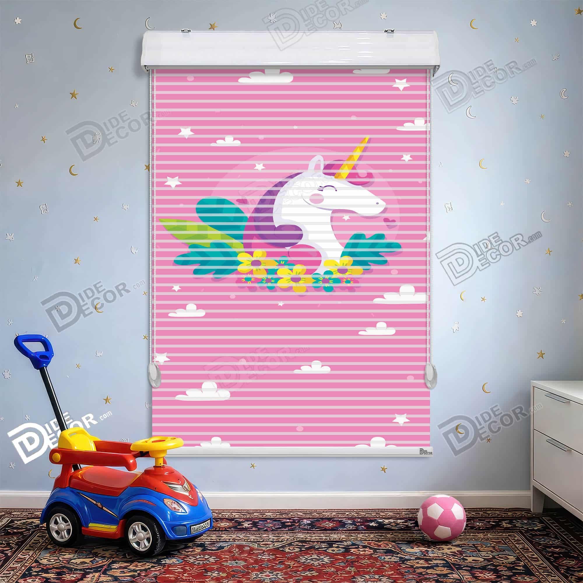 پرده زبرا دومکانیزم طرح کودک کد kd-045 - تک شاخ سفید خیالی طرح فانتزی در زمینه صورتی با خطوط افقی زرد.