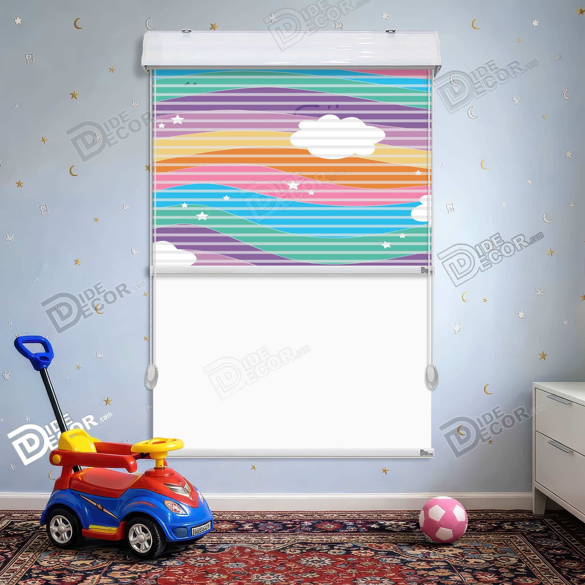 پرده زبرا دومکانیزم طرح کودک کد kd-046 - طرح رنگین کمان ابری و ماشین اسباب بازی آبی قرمز آویزان در جلو پنجره اتاق کودک.