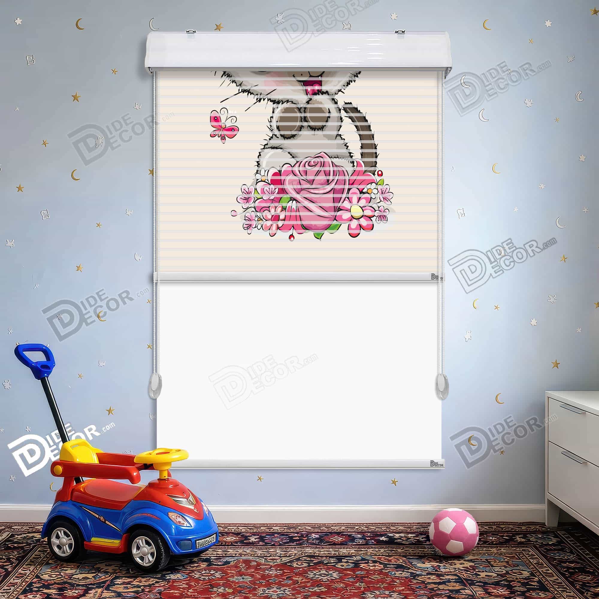 پرده زبرا دومکانیزم طرح کودک کد kd-076 - عروسک با گلهای صورتی و پروانه روی پرده زبرا در کنار دیوار آبی با ستاره های طلایی.