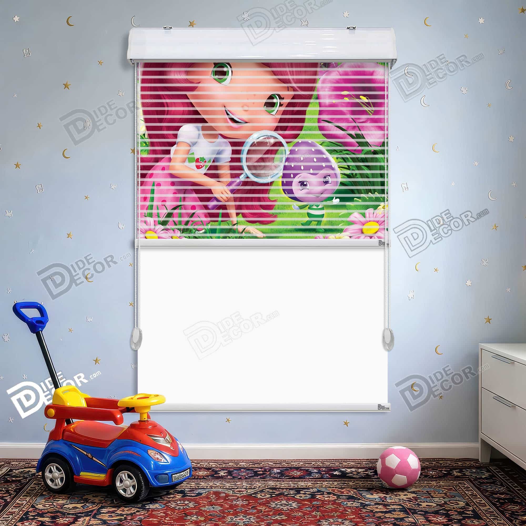 پرده زبرا دومکانیزم طرح کودک کد kd-100 - وجود عروسک دختر با موهای صورتی در کنار قورباغه سبز و گلهای زرد و بنفش.
