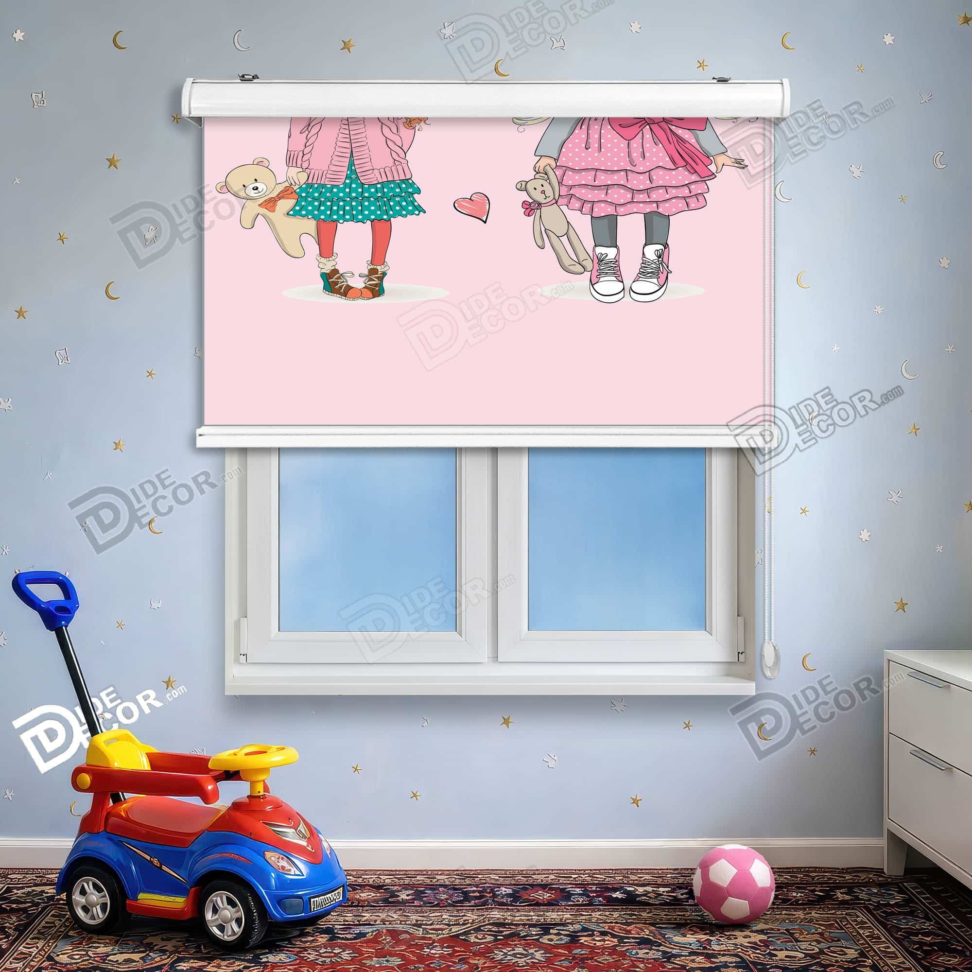 پرده شید طرح کودک کد sk-132 - عروسک دختر با خرس عروسکی و خرگوش عروسکی در رنگ صورتی سفید.