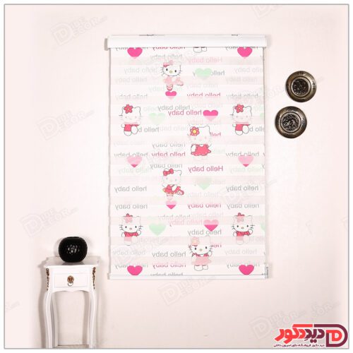 پرده زبرا کودک H-123-2 طرح دخترانه با تصویر شخصیت کارتونی هلو کیتی با نوشته ی Hello Baby و به همراه قلب سبز و قرمز و زمینه سفید رنگ