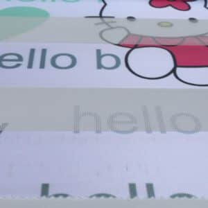 پرده زبرا کودک H-123-22 طرح دخترانه تصویر شخصیت کارتونی هلو کیتی با نوشته ی Hello Baby همراه قلب سبز و قرمز و زمینه سفید رنگ