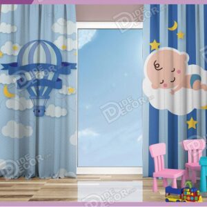 پرده پانچ کودک کد K-01 یک تصویر فانتزی از نوزاد خوابیده بر روی ابر و در کنار آن یک بالن آبی رنگ زیبا