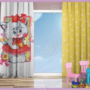 پرده پانچ کودک کد K-101 با یک قواره به رنگ زرد و قلب کوچک و پانل دیگر سفید و با تصویر بچه گربه دختر پاپیون به سر خجالتی