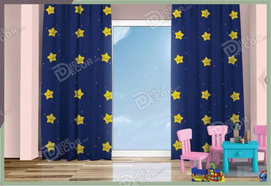 پرده پانچ کودک کد K-109 مناسب اتاق خواب دخترانه و پسرانه بوده و با طرح ستاره های زرد خندان با پارچه ای به رنگ آبی تیره است