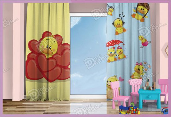 پرده پانچ کودک کد K-14 به رنگ زرد و آبی و با تصویر کارتونی جوجه اردک هایی بوده که مناسب اتاق خواب خردسالان می باشد