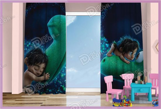پرده پانچ کودک کد K-20 با تصویر کارتونی از انیمیشن بچه و اژدها در زیر آب بوده و مناسب اتاق خواب پسر و دختر بچه ها است