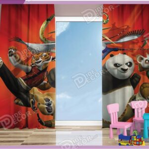 پرده پانچ کودک کد K-22 به رنگ قرمز و با تصویر انیمیشن کارتون خرس پاندای کونگ فو کار Kung Fu Panda