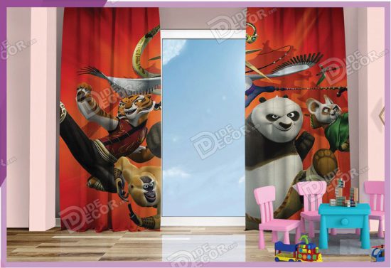 پرده پانچ کودک کد K-22 به رنگ قرمز و با تصویر انیمیشن کارتون خرس پاندای کونگ فو کار Kung Fu Panda