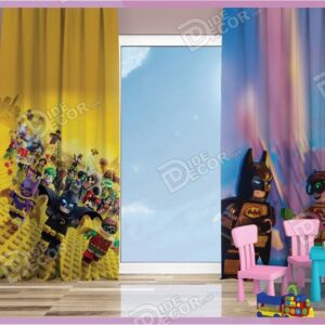 پرده پانچ کودک کد K-41 با طرح عروسک های لگو ی انیمیشن کارتونی بتمن و رابین ( Batman ) در زمینه پارچه زرد و آبی می باشد