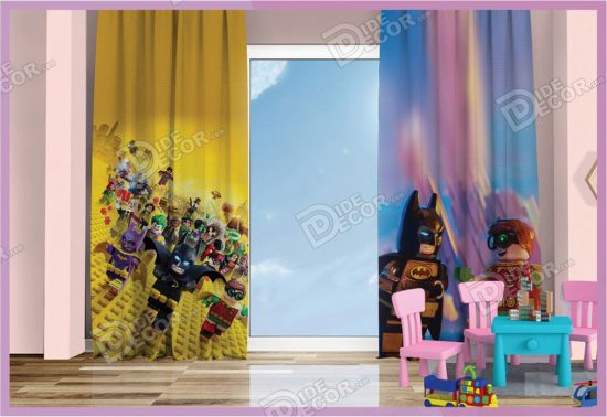 پرده پانچ کودک کد K-41 با طرح عروسک های لگو ی انیمیشن کارتونی بتمن و رابین ( Batman ) در زمینه پارچه زرد و آبی می باشد