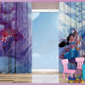 پرده پانچ کودک کد K-52 به رنگ آبی و با تصیر شخصیت انیمیشن کارتون علائدین سوار بر قالیچه پرنده و در حال پرواز میان ابر ها در آسمان است