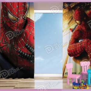 پرده پانچ کودک کد K-58 به رنگ قرمز و با نقش مرد عنکبوتی ( اسپایدرمن spiderman ) در حال بالا رفتن از ساختمان طلایی رنگ است
