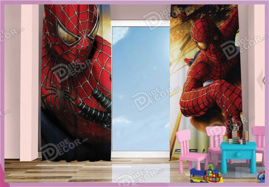 پرده پانچ کودک کد K-58 به رنگ قرمز و با نقش مرد عنکبوتی ( اسپایدرمن spiderman ) در حال بالا رفتن از ساختمان طلایی رنگ است
