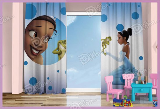 پرده پانچ کودک کد K-62 مناسب اتاق خواب دختر خانم ها و به رنگ آبی و با تصویر دختر سیاهپوست با قورباغه سخنگو است
