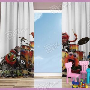 پرده پانچ کودک کد K-78 به رنگ سفید و با تصویر شخصیت های عروسکی قرمز و سبز رنگ بوده و در حال ساز نواختن ساز هستند