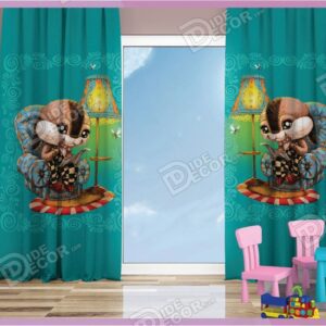 پرده پانچ کودک کد K-80 به رنگ سبز آبی و مناسب اتاق خواب دخترانه بوده و با تصویر نقاشی کارتونی سنجاب نشسته بر مبل کنار آباژور است