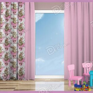 پرده پانچ کودک کد K-84 دارای یک پانل صورتی رنگ و پنل دیگر سفید و با تصویر خرگوش دامن پوش بوده و مناسب اتاق خواب دخترانه