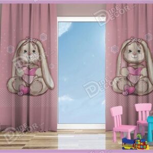 پرده پانچ کودک کد K-89 به رنگ صورتی و با طرح خرگوش نشسته با قلب در دست بوده و مناسب اتاق خواب دخترانه می باشد