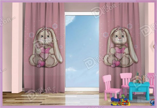 پرده پانچ کودک کد K-89 به رنگ صورتی و با طرح خرگوش نشسته با قلب در دست بوده و مناسب اتاق خواب دخترانه می باشد