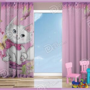 پرده پانچ کودک کد K-94 مناسب اتاق خواب دخترانه و صورتی بوده و با تصویر گربه سفید رنگ و پروانه در حال پرواز است