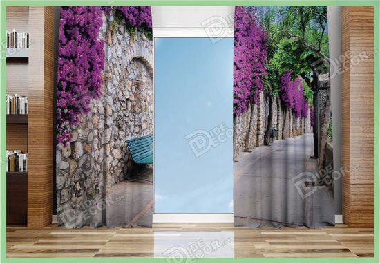 پرده پانچ منظره کد M-83 تصویری از یک دیواره سنگی آراسته به گل در کنار یک نیمکت میباشد و در قواره دیگر ترکیبی از درختان می باشد .
