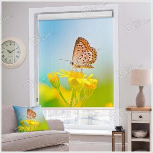 پرده شید حیوانات کد SAP-10 با طرح تصویری چاپ شده از پروانه نشسته بر گل های زرد رنگ با زمینه آسمان آبی می باشد.