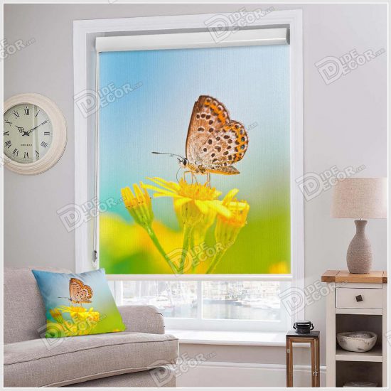 پرده شید حیوانات کد SAP-10 با طرح تصویری چاپ شده از پروانه نشسته بر گل های زرد رنگ با زمینه آسمان آبی می باشد.