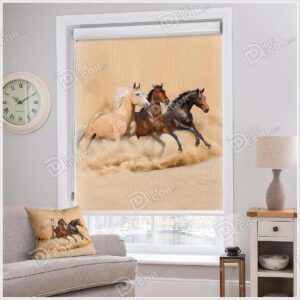 پرده شید حیوانات کد SAP-13 به رنگ کرم با تصویری از اسب های مشکی و قهوه ای و نخودی بوده که در حال دویدن در صحرا می باشند