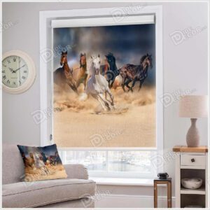 پرده شید حیوانات کد SAP-14 با تصویری از اسب های سفید و سیاه و قهوه ای رنگ بوده که در حال دویدن در صحرا هستند