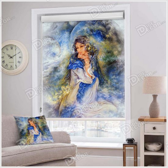 پرده شید نقاشی کد SCP-19 با طرحی از مینیاتور دختر با لباس آبی و سفید است که دست خود را زیر چانه گذاشته است و پشت آن کره زمین است