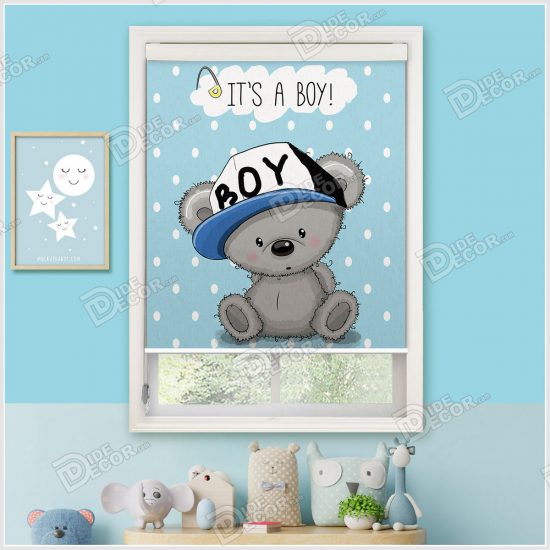 پرده شید کودک کد SKP-17 پسرانه و با تصویری از بچه خرس با کلاه آبی و نوشته ی It's a Boy به معنی این پسر است می باشد