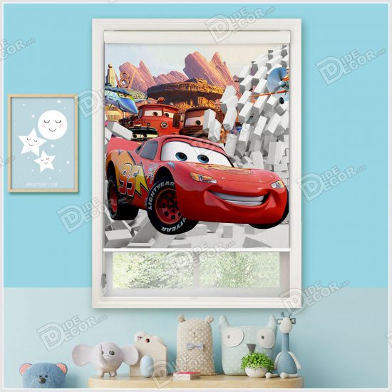 پرده شید کودک کد SKP-18 با تصویری از شخصیت کارتونی ماشین مسابقه ای قرمز رنگ به نام لایتنینگ مک کوئین در انیمیشن ماشین ها ( Cars ) است