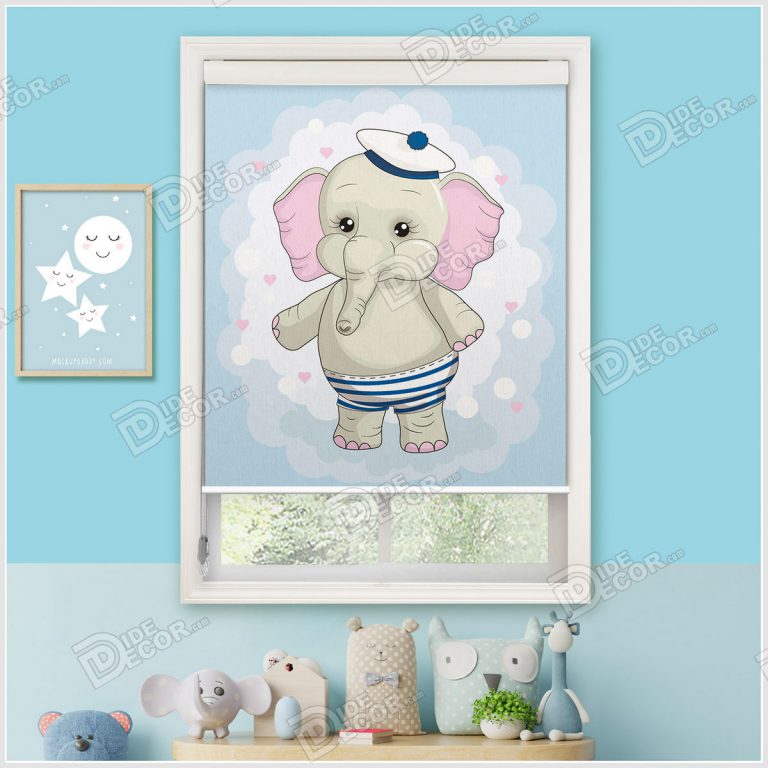 پرده شید کودک کد SKP-24 به رنگ آبی و با تصویر بچه فیل طوسی رنگ که کلاه ملوانی بر سر و شلوار راه راه به پا دارد می باشد