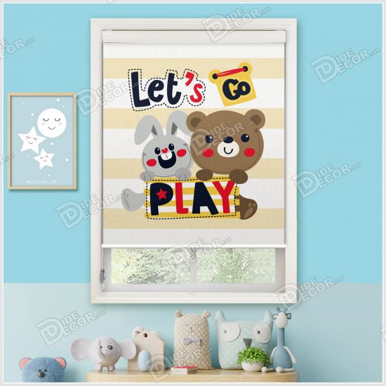 پرده شید کودک کد SKP-31 با تصویری از یک خرس قهوه ای و خرگوش طوسی بوده که تابلو ی Lets go play به معنی بازی کنید را در دست گرفته اند
