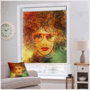 پرده شید نقاشی چهره کد SSP-14 با تصویر دختری مو فرفری به رنگ قهوه ای بوده و جهت اتاق خواب دخترانه و محیط کاری بانوان استفاده می گردد